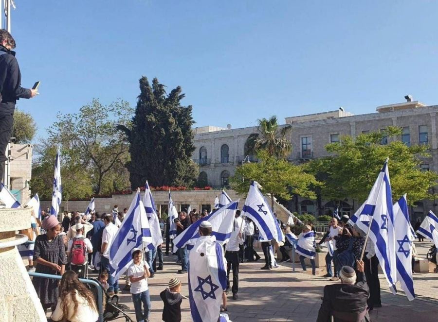 القدس : المستوطنون يحاولون الوصول إلى باب العامود